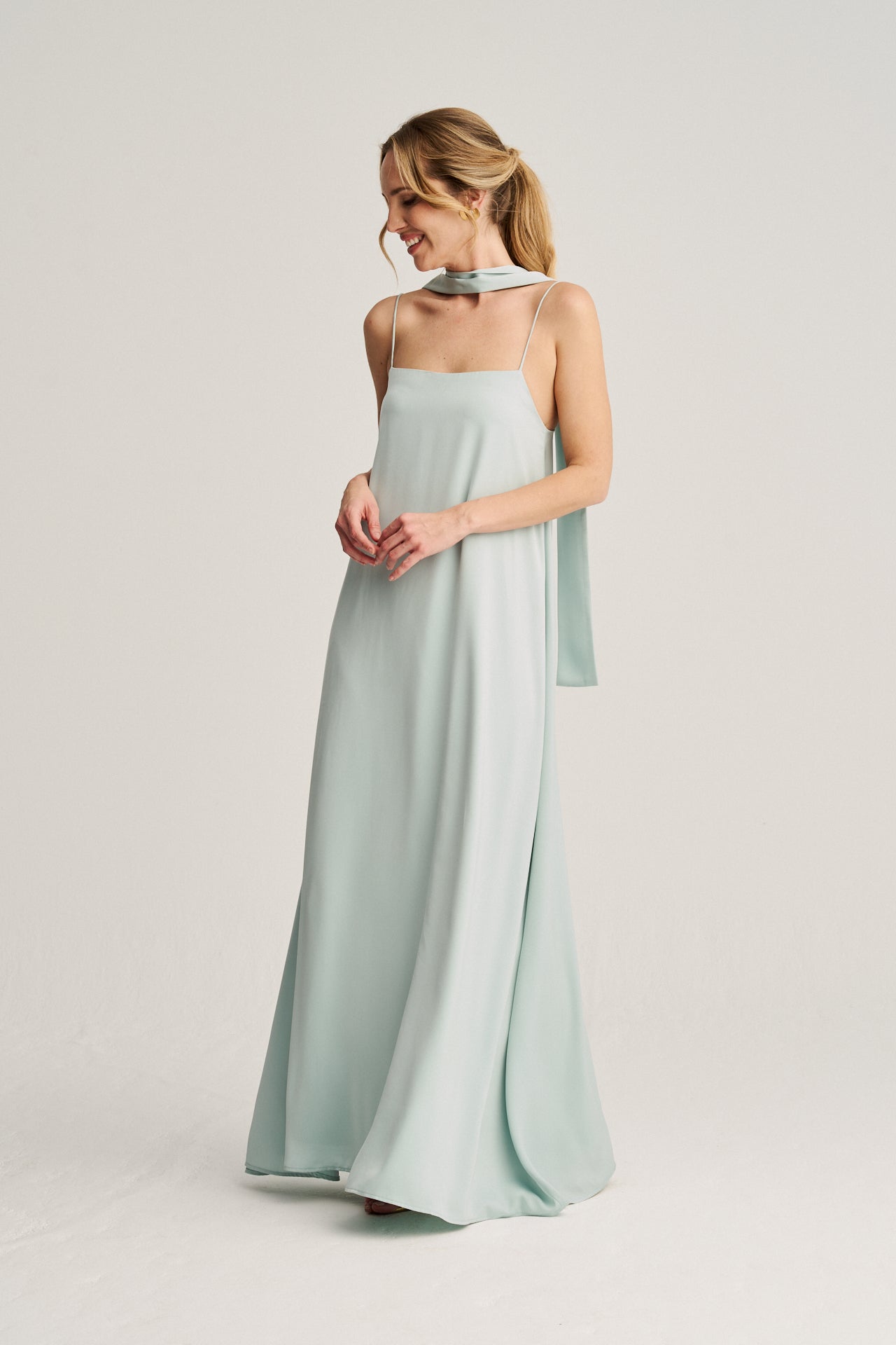 Vestido largo azul hielo satinado con tirantes multiposiciones y bufanda/pañuelo para un look personalizado.
