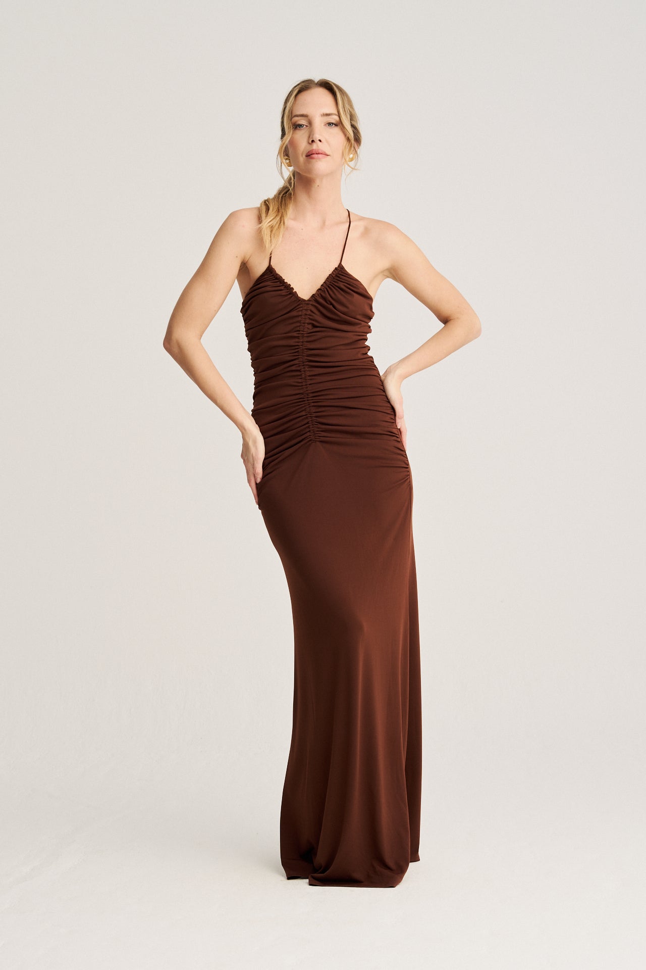 Diseño sofisticado con escote favorecedor y caída fluida, perfecto para un look versátil y atemporal.