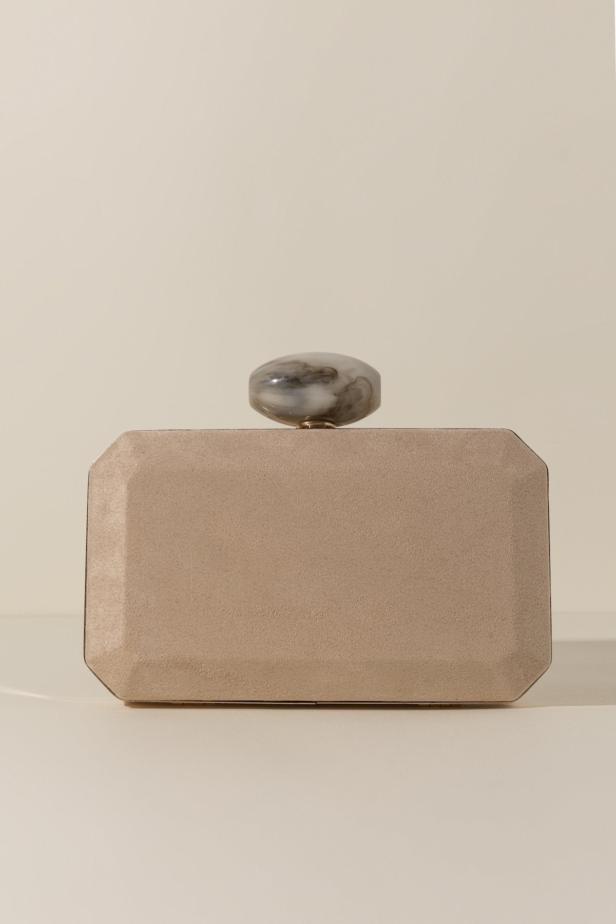 Clutch Box Hueso Isabella Camel · Rivera · - Bruna