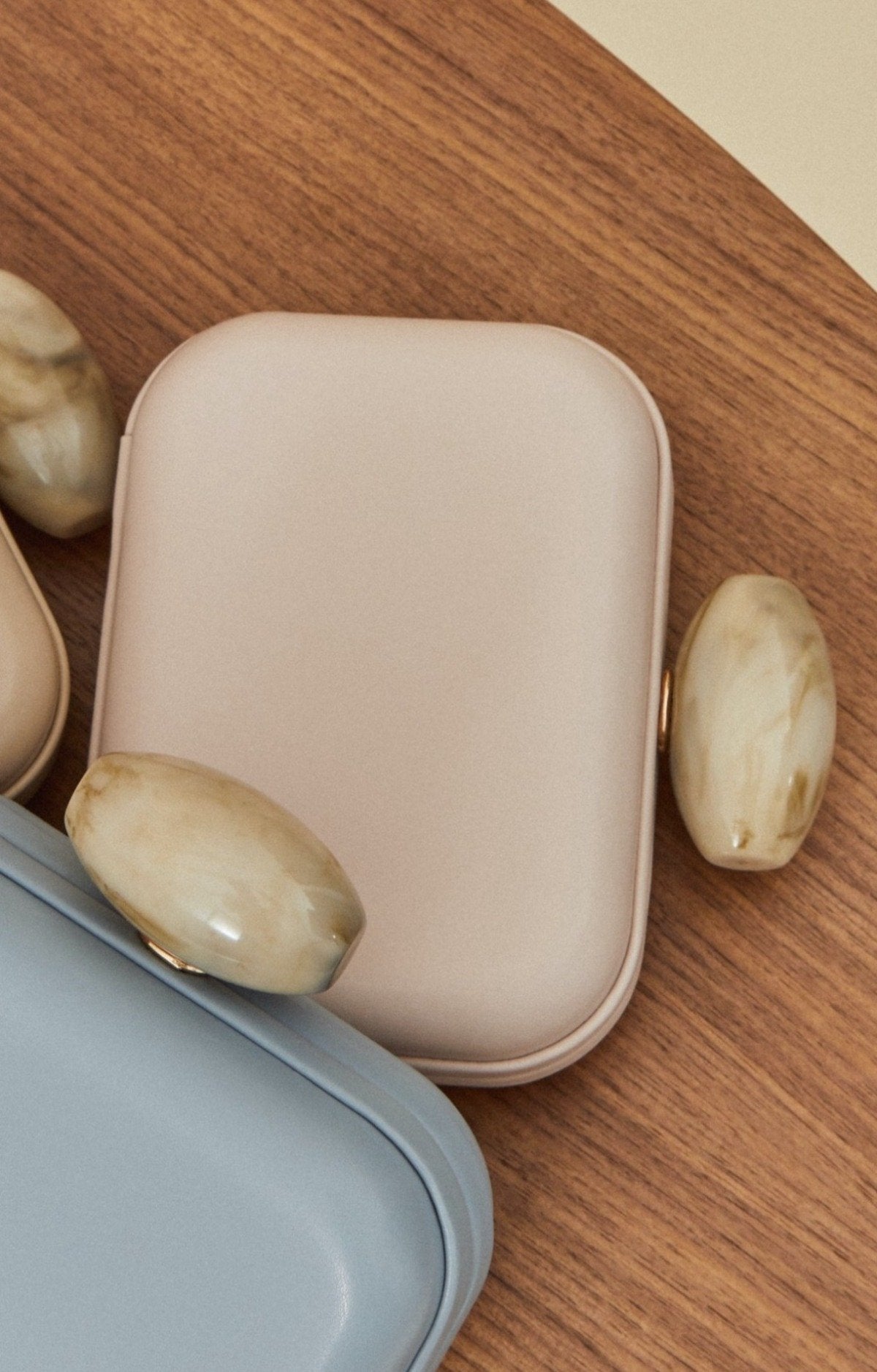 Clutch Box Hueso Piedra · Ipanema · - Bruna