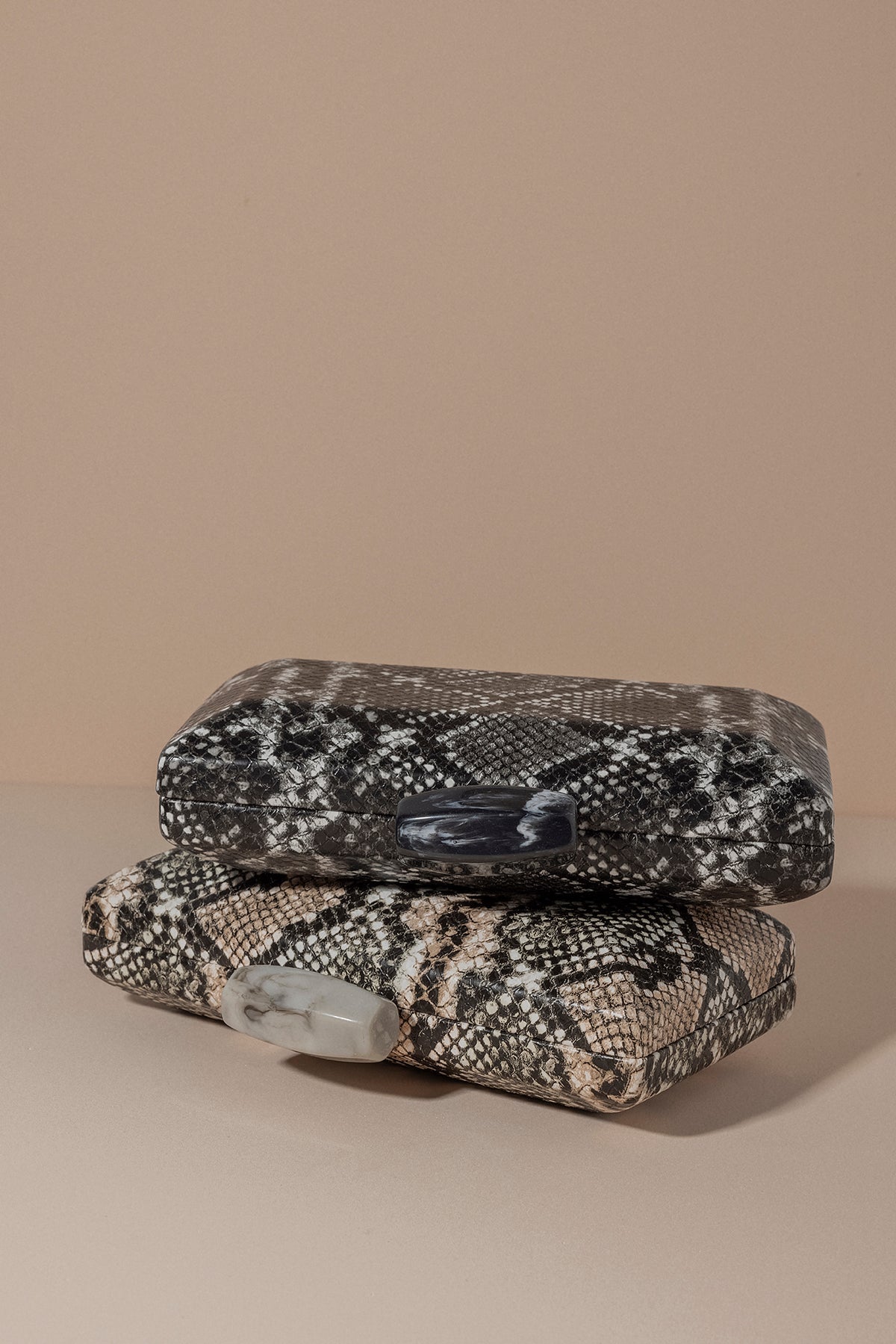 Clutch Box Lawrence Toffee · L´Avenue · - Bruna