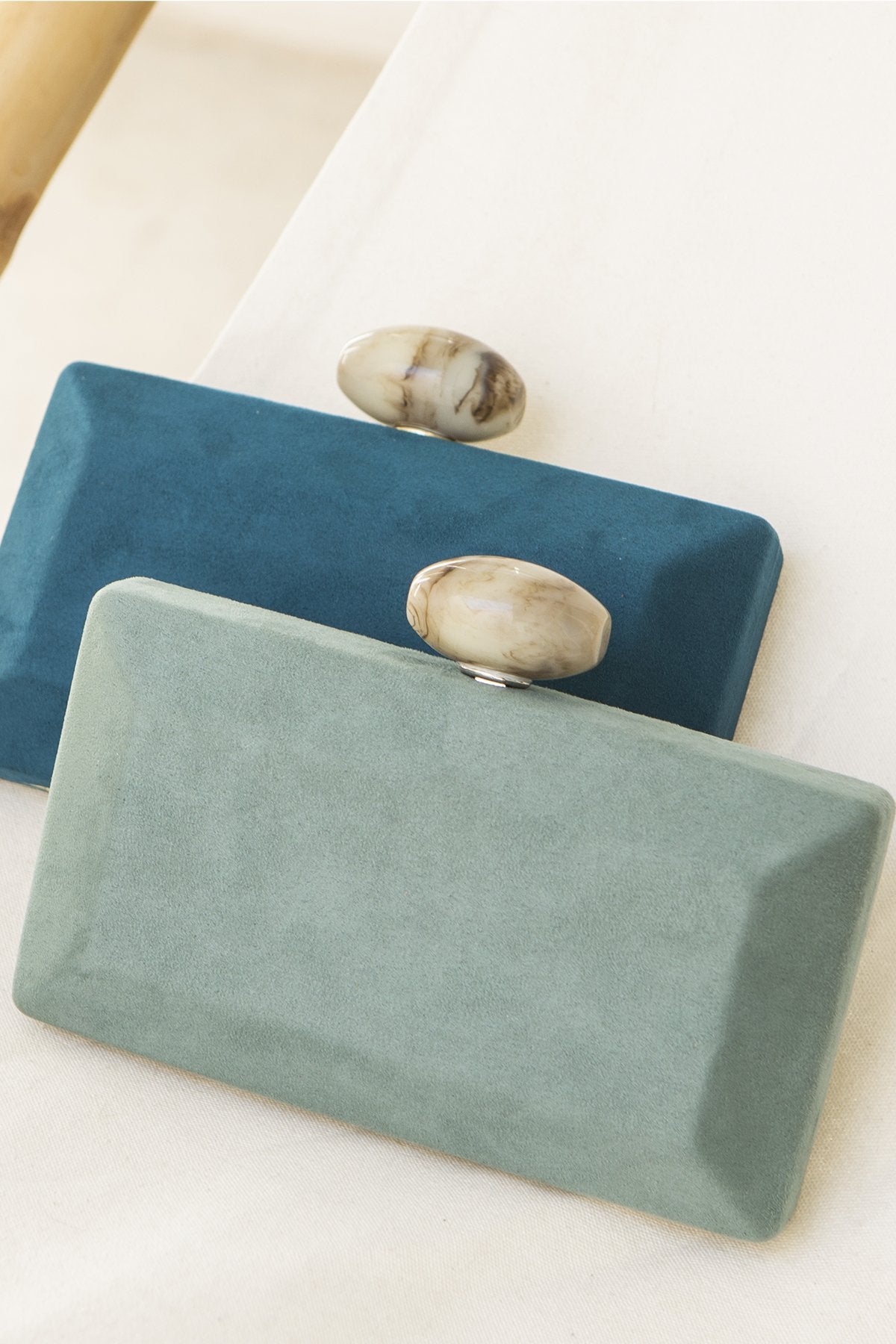 Clutch Copacabana Suede Aguamarina · Ipanema · - Bruna
