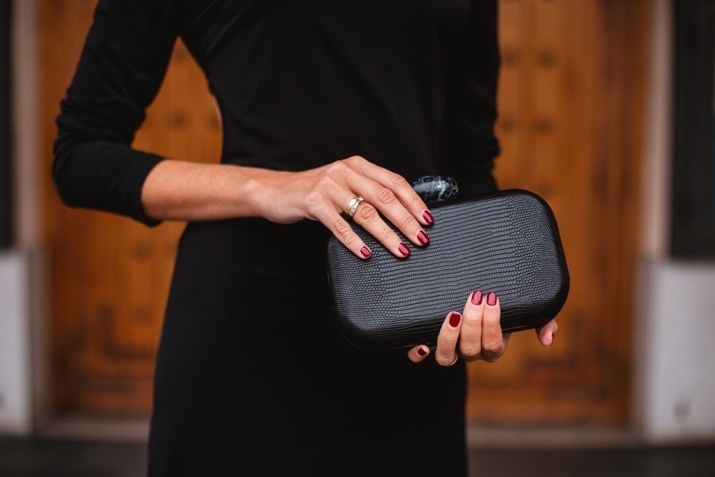 Clutch Hueso Snake Negro · Lady B · - Bruna