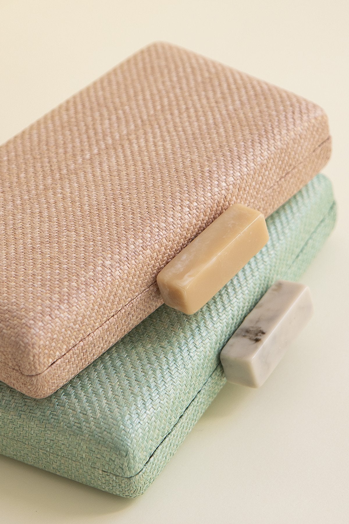 Clutch Slim Rafia Hueso Rosa · Pretty in Pink · - Bruna