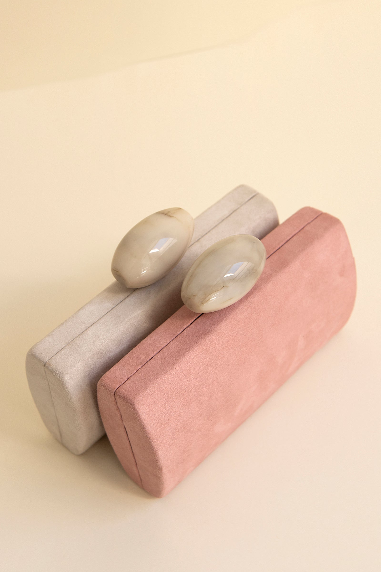 Clutch Oval Hueso Suede Beige Spring20 - brunacoleccion bruna invitadaperfecta invitadaboda invitadabruna boda guest wedding 